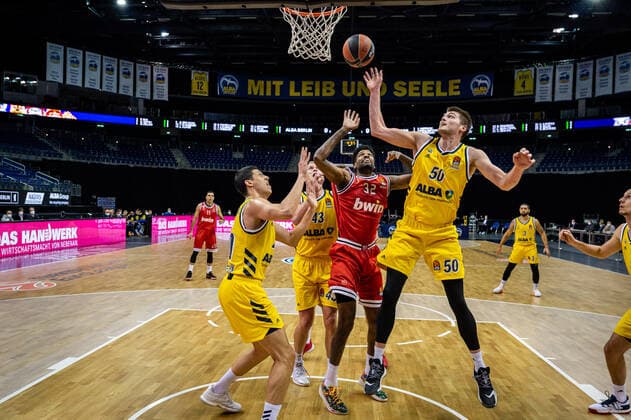 Basketball Berlin 18.03.2021 Saison 2020 2021 Euroleague Regular Season Alba Berlin - Olympiakos Piräus Ben Lammers (Alba Berlin, No.50) Octavius Ellis (Piräus, No.32)