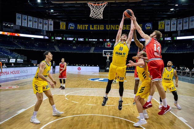 Basketball Berlin 18.03.2021 Saison 2020 2021 Euroleague Regular Season Alba Berlin - Olympiakos Piräus Ben Lammers (Alba Berlin, No.50) Sasha Vezenkov (Piräus, No.14)