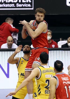 Sasha Vezenkov, Peyton Siva Aktion Spielszene Zweikampf Basketball EuroLeague Herren Saison 2020 2021 18.03.2021 ALBA Berlin vs. Olympiakos Piraeus Piräus