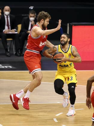 Sasha Vezenkov, Peyton Siva Aktion Spielszene Zweikampf Basketball EuroLeague Herren Saison 2020 2021 18.03.2021 ALBA Berlin vs. Olympiakos Piraeus Piräus