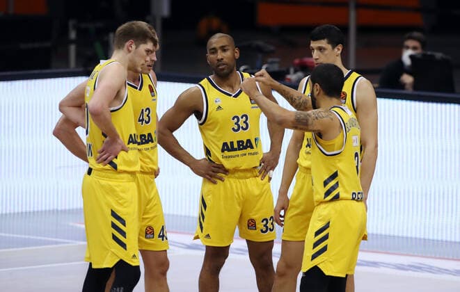 Ben Lammers, Luke Sikma, Jayson Granger, Simone Fontecchio, Peyton Siva redend Basketball EuroLeague Herren Saison 2020 2021 18.03.2021 ALBA Berlin vs. Olympiakos Piraeus Piräus