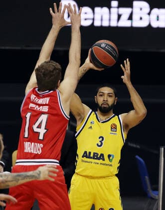 Sasha Vezenkov, Peyton Siva Aktion Spielszene Zweikampf Basketball EuroLeague Herren Saison 2020 2021 18.03.2021 ALBA Berlin vs. Olympiakos Piraeus Piräus