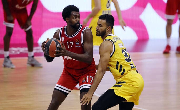 Livio Jean Charles, Johannes Thiemann Aktion Spielszene Zweikampf Basketball EuroLeague Herren Saison 2020 2021 18.03.2021 ALBA Berlin vs. Olympiakos Piraeus Piräus