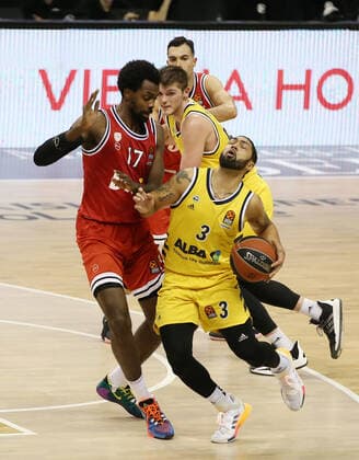 Livio Jean Charles, Peyton Siva Aktion Spielszene Zweikampf Basketball EuroLeague Herren Saison 2020 2021 18.03.2021 ALBA Berlin vs. Olympiakos Piraeus Piräus
