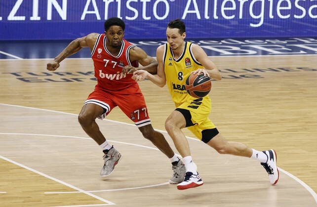 Shaquielle McKissic, Marcus Eriksson Aktion Spielszene Zweikampf Basketball EuroLeague Herren Saison 2020 2021 18.03.2021 ALBA Berlin vs. Olympiakos Piraeus Piräus