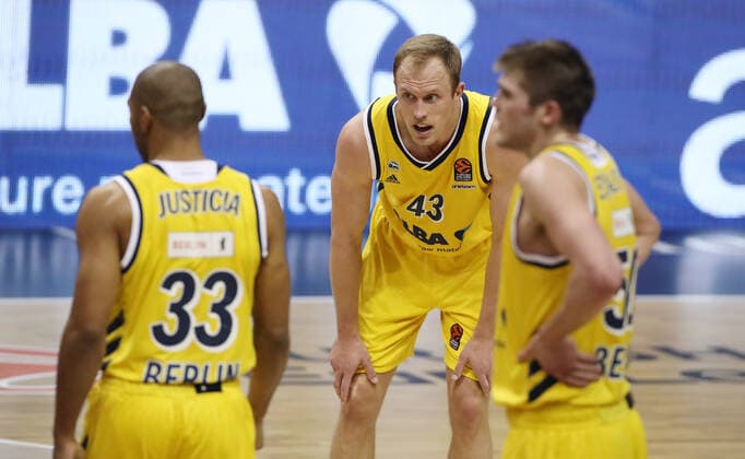 Jayson Granger, Luke Sikma, Ben Lammers enttäuscht nach Spielende Enttäuschung Basketball EuroLeague Herren Saison 2020 2021 18.03.2021 ALBA Berlin vs. Olympiakos Piraeus Piräus