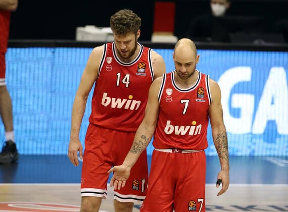 Sasha Vezenkov, Vassilis Spanoulis Aktion Oberkoerper Oberkörper Basketball EuroLeague Herren Saison 2020 2021 18.03.2021 ALBA Berlin vs. Olympiakos Piraeus Piräus