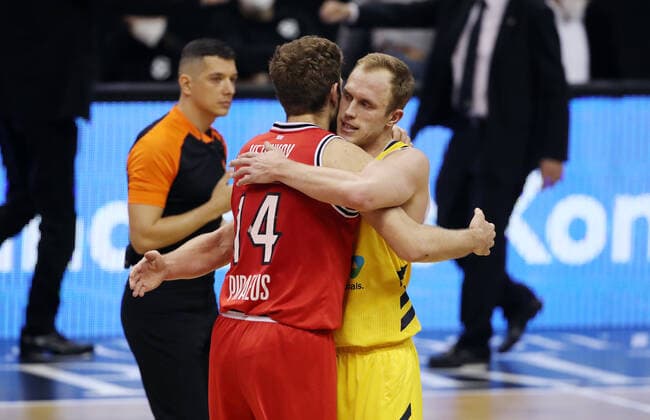 Sasha Vezenkov, Luke Sikma nach Spielende Basketball EuroLeague Herren Saison 2020 2021 18.03.2021 ALBA Berlin vs. Olympiakos Piraeus Piräus