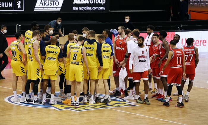 Teams Mannschaften nach Spielende Basketball EuroLeague Herren Saison 2020 2021 18.03.2021 ALBA Berlin vs. Olympiakos Piraeus Piräus