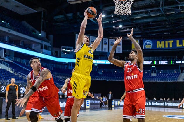 Basketball Berlin 18.03.2021 Saison 2020 2021 Euroleague Regular Season Alba Berlin - Olympiakos Piräus Luke Sikma (Alba Berlin, No.43) Octavius Ellis (Piräus, No.32)