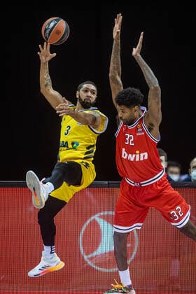 Basketball Berlin 18.03.2021 Saison 2020 2021 Euroleague Regular Season Alba Berlin - Olympiakos Piräus Peyton Siva (Alba Berlin, No.03) Octavius Ellis (Piräus, No.32)