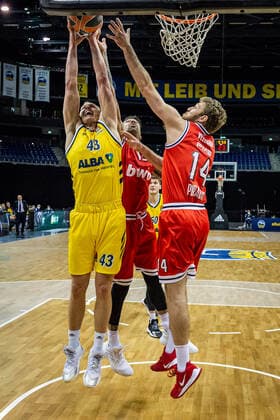 Basketball Berlin 18.03.2021 Saison 2020 2021 Euroleague Regular Season Alba Berlin - Olympiakos Piräus Luke Sikma (Alba Berlin, No.43) Sasha Vezenkov (Piräus, No.14)