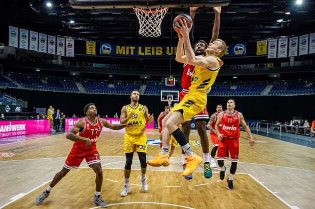 Basketball Berlin 18.03.2021 Saison 2020 2021 Euroleague Regular Season Alba Berlin - Olympiakos Piräus Niels Giffey (Alba Berlin, No.05) Livio Jean-Charles (Piräus, No.17)