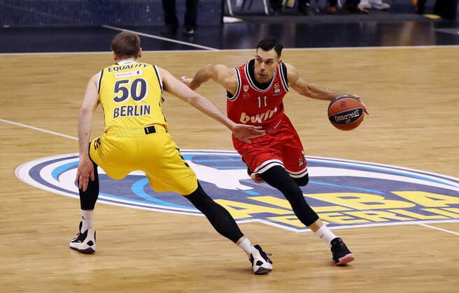 Ben Lammers, Kostas Sloukas Aktion Spielszene Zweikampf Basketball EuroLeague Herren Saison 2020 2021 18.03.2021 ALBA Berlin vs. Olympiakos Piraeus Piräus