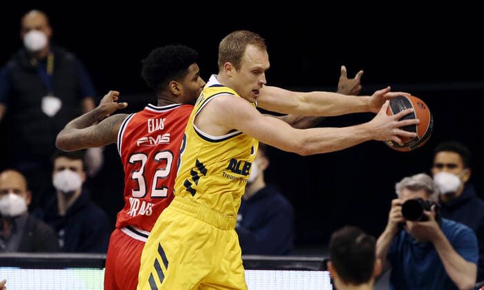 Octavius Ellis, Luke Sikma Aktion Spielszene Zweikampf Basketball EuroLeague Herren Saison 2020 2021 18.03.2021 ALBA Berlin vs. Olympiakos Piraeus Piräus