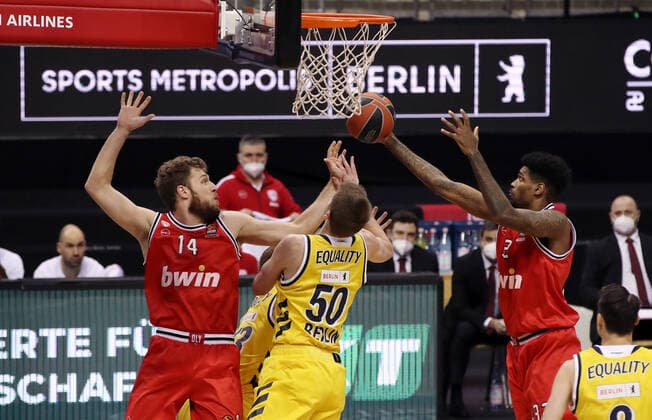 Sasha Vezenkov, Ben Lammers, Octavius Ellis Aktion Spielszene Zweikampf Basketball EuroLeague Herren Saison 2020 2021 18.03.2021 ALBA Berlin vs. Olympiakos Piraeus Piräus