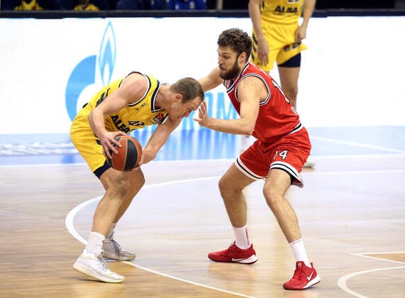 Luke Sikma, Sasha Vezenkov Aktion Spielszene Zweikampf Basketball EuroLeague Herren Saison 2020 2021 18.03.2021 ALBA Berlin vs. Olympiakos Piraeus Piräus