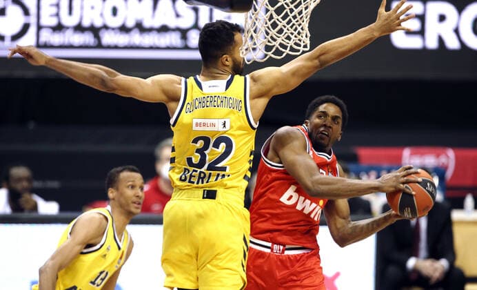 Johannes Thiemann, Shaquielle McKissic Aktion Spielszene Zweikampf Basketball EuroLeague Herren Saison 2020 2021 18.03.2021 ALBA Berlin vs. Olympiakos Piraeus Piräus