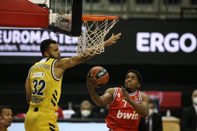 Johannes Thiemann, Shaquielle McKissic Aktion Spielszene Zweikampf Basketball EuroLeague Herren Saison 2020 2021 18.03.2021 ALBA Berlin vs. Olympiakos Piraeus Piräus