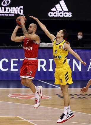 Vassilis Spanoulis, Marcus Eriksson Aktion Spielszene Zweikampf Basketball EuroLeague Herren Saison 2020 2021 18.03.2021 ALBA Berlin vs. Olympiakos Piraeus Piräus