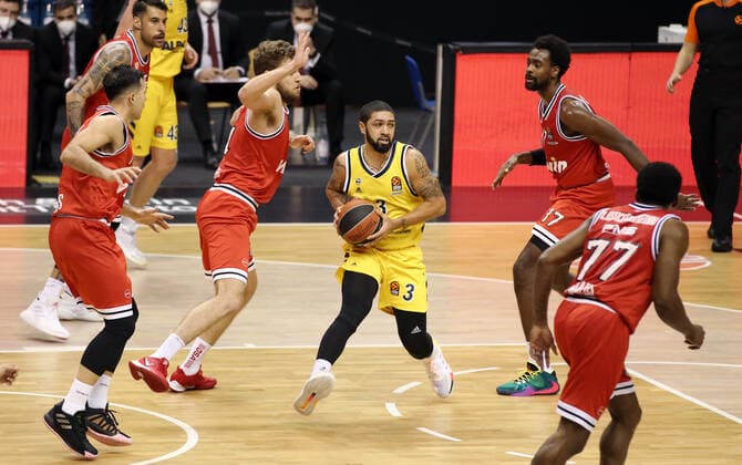 Sasha Vezenkov, Peyton Siva, Livio Jean Charles Aktion Spielszene Zweikampf Basketball EuroLeague Herren Saison 2020 2021 18.03.2021 ALBA Berlin vs. Olympiakos Piraeus Piräus