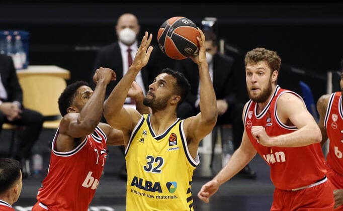 Shaquielle McKissic, Johannes Thiemann, Sasha Vezenkov Aktion Spielszene Zweikampf Basketball EuroLeague Herren Saison 2020 2021 18.03.2021 ALBA Berlin vs. Olympiakos Piraeus Piräus