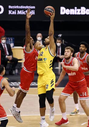 Shaquielle McKissic, Johannes Thiemann, Sasha Vezenkov Aktion Spielszene Zweikampf Basketball EuroLeague Herren Saison 2020 2021 18.03.2021 ALBA Berlin vs. Olympiakos Piraeus Piräus