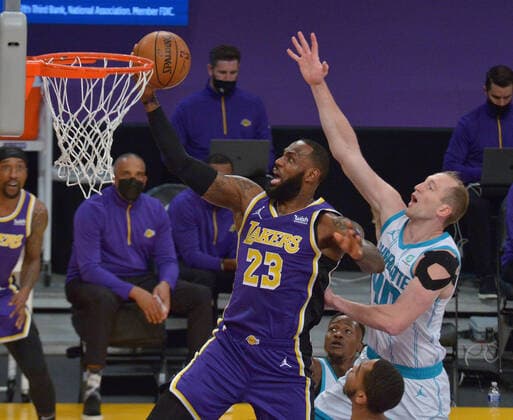 Sport Bilder des Tages Los Angeles Lakers forward LeBron James scores two of his 37-points on a layup past Charlotte Hornets forward Gordon Hayward during the first half at Staples Center in Los Angeles on Thursday, March 18, 2021. The Lakers defeated the Hornets 116-105.  LAP2021031801