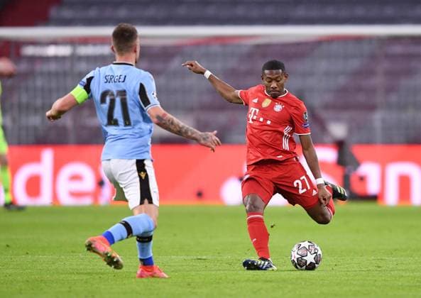 FUSSBALL CHAMPIONS LEAGUE SAISON 2020 2021 Achtelfinale Rueckspiel 17.03.2021 FC Bayern Muenchen - Lazio Rom David Alaba (re, FC Bayern Muenchen) am Ball gegen Sergej Milinkovic-Savic (li, Lazio Rom)