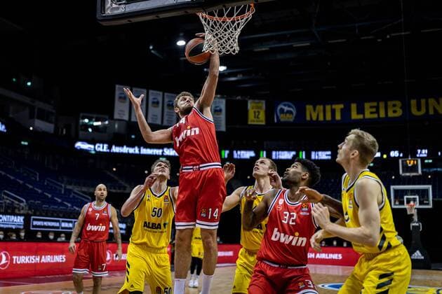 Basketball Berlin 18.03.2021 Saison 2020 2021 Euroleague Regular Season Alba Berlin - Olympiakos Piräus Sasha Vezenkov (Piräus, No.14) Ben Lammers (Alba Berlin, No.50)