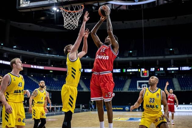Basketball Berlin 18.03.2021 Saison 2020 2021 Euroleague Regular Season Alba Berlin - Olympiakos Piräus Octavius Ellis (Piräus, No.32) Ben Lammers (Alba Berlin, No.50)
