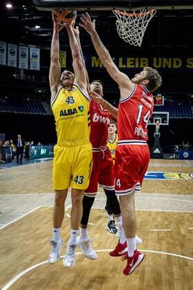 Basketball Berlin 18.03.2021 Saison 2020 2021 Euroleague Regular Season Alba Berlin - Olympiakos Piräus Luke Sikma (Alba Berlin, No.43) Sasha Vezenkov (Piräus, No.14)