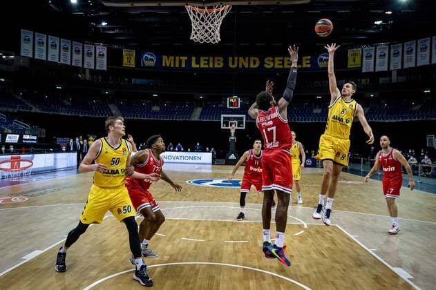 Basketball Berlin 18.03.2021 Saison 2020 2021 Euroleague Regular Season Alba Berlin - Olympiakos Piräus Marcus Eriksson (Alba Berlin, No.08) Livio Jean-Charles (Piräus, No.17)