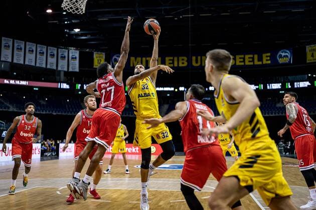Basketball Berlin 18.03.2021 Saison 2020 2021 Euroleague Regular Season Alba Berlin - Olympiakos Piräus Johannes Thiemann (Alba Berlin, No.32) Shaquielle McKissic (Piräus, No.77)