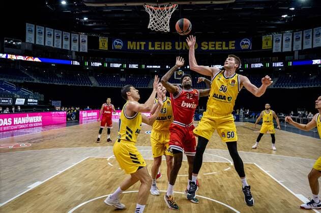 Basketball Berlin 18.03.2021 Saison 2020 2021 Euroleague Regular Season Alba Berlin - Olympiakos Piräus Ben Lammers (Alba Berlin, No.50) Octavius Ellis (Piräus, No.32)