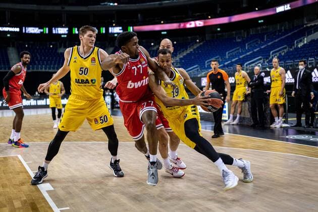 Basketball Berlin 18.03.2021 Saison 2020 2021 Euroleague Regular Season Alba Berlin - Olympiakos Piräus Louis Olinde (Alba Berlin, No.19) Shaquielle McKissic (Piräus, No.77) Ben Lammers (Alba Berlin, No.50)