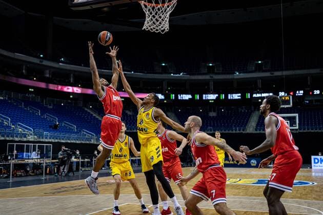 Basketball Berlin 18.03.2021 Saison 2020 2021 Euroleague Regular Season Alba Berlin - Olympiakos Piräus Shaquielle McKissic (Piräus, No.77) Louis Olinde (Alba Berlin, No.19)
