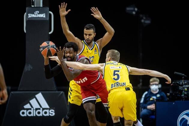 Basketball Berlin 18.03.2021 Saison 2020 2021 Euroleague Regular Season Alba Berlin - Olympiakos Piräus Livio Jean-Charles (Piräus, No.17) Niels Giffey (Alba Berlin, No.05) Johannes Thiemann (Alba Berlin, No.32) hi.