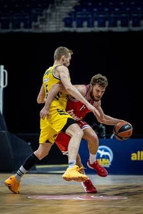 Basketball Berlin 18.03.2021 Saison 2020 2021 Euroleague Regular Season Alba Berlin - Olympiakos Piräus Sasha Vezenkov (Piräus, No.14) Niels Giffey (Alba Berlin, No.05)