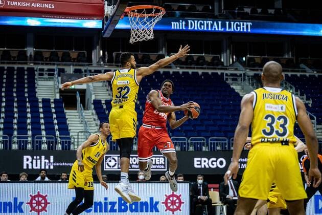Basketball Berlin 18.03.2021 Saison 2020 2021 Euroleague Regular Season Alba Berlin - Olympiakos Piräus Shaquielle McKissic (Piräus, No.77) Johannes Thiemann (Alba Berlin, No.32)