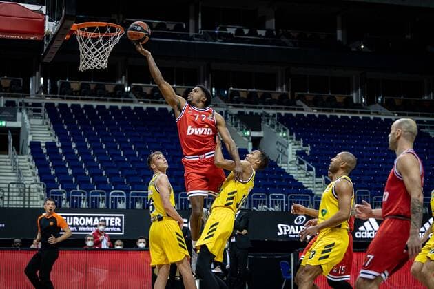 Basketball Berlin 18.03.2021 Saison 2020 2021 Euroleague Regular Season Alba Berlin - Olympiakos Piräus Shaquielle McKissic (Piräus, No.77) Louis Olinde (Alba Berlin, No.19) Malte Delow (Alba Berlin, No.06)