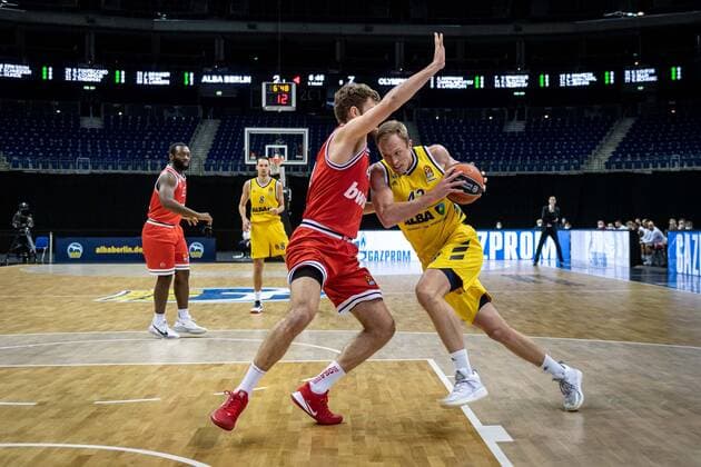 Basketball Berlin 18.03.2021 Saison 2020 2021 Euroleague Regular Season Alba Berlin - Olympiakos Piräus Luke Sikma (Alba Berlin, No.43) Sasha Vezenkov (Piräus, No.14)