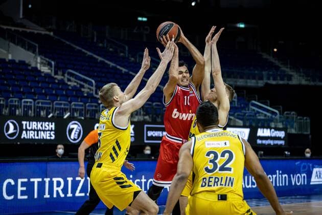 Basketball Berlin 18.03.2021 Saison 2020 2021 Euroleague Regular Season Alba Berlin - Olympiakos Piräus Kostas Sloukas (Piräus, No.11) Malte Delow (Alba Berlin, No.06) Niels Giffey (Alba Berlin, No.05) Johannes Thiemann (Alba Berlin, No.32)