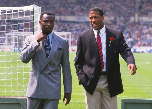 Großbritannien, Black History Month im Oktober - Sport Football - 1988 FA Cup Final Wimbledon v Liverpool Wimbledon s Laurie Cunningham talks to Liverpool s John Barnes before the kick off at Wembley 14 05 1988 