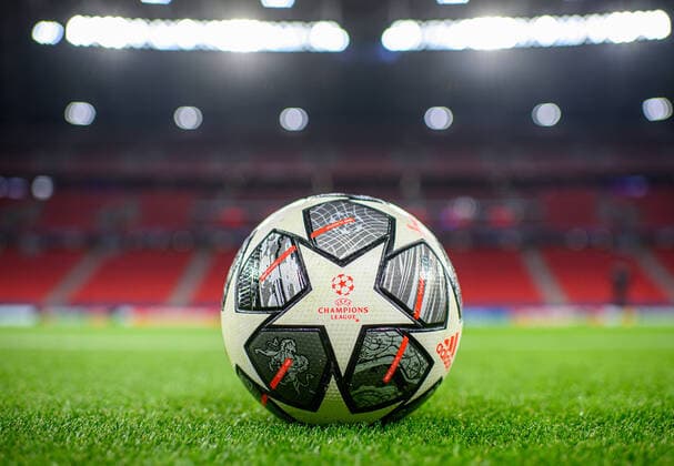 Der offizielle Spielball der UEFA Champions League liegt auf dem Rasen in der Puskas Arena in Budapest UEFA Champions League Achtelfinale, Rueckspiel FC Liverpool - RB Leipzig 2:0 10.03.2021, Puskas Arena in Budapest (Ungarn). FC Liverpool - RB Leipzig