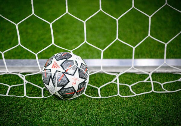 Der offizielle Spielball der UEFA Champions League liegt im Tornetz in der Puskas Arena in Budapest UEFA Champions League Achtelfinale, Rueckspiel FC Liverpool - RB Leipzig 2:0 10.03.2021, Puskas Arena in Budapest (Ungarn). FC Liverpool - RB Leipzig