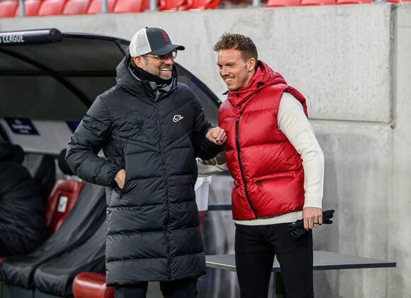 Liverpools Coach Juergen Klopp und Leipzigs Trainer Julian Nagelsmann stehen zusammen und unterhalten sich UEFA Champions League Achtelfinale, Rueckspiel FC Liverpool - RB Leipzig 2:0 10.03.2021, Puskas Arena in Budapest (Ungarn). FC Liverpool - RB Leipzig *** Liverpool coach Juergen Klopp and Leipzig coach Julian Nagelsmann stand together and talk UEFA Champions League Round of 16, second leg FC Liverpool RB Leipzig 2 0 10 03 2021, Puskas Arena in Budapest Hungary FC Liverpool RB Leipzig