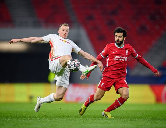 Leipzigs Lukas Klostermann (weiss) gegen Liverpools Mohamed Salah UEFA Champions League Achtelfinale, Rueckspiel FC Liverpool - RB Leipzig 2:0 10.03.2021, Puskas Arena in Budapest (Ungarn). FC Liverpool - RB Leipzig
