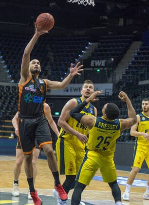 GER, Basketball, EWE Baskets Oldenburg vs Rasta Vechta 19.03.2021, EWE Arena, Oldenburg, GER, easy Credit-BBL, EWE Baskets Oldenburg vs Rasta Vechta, im Bild Stefan PENO (Rasta Vechta 4 ) vs Phil PRESSEY (EWE Baskets Oldenburg 25 )