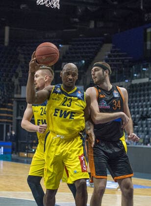 GER, Basketball, EWE Baskets Oldenburg vs Rasta Vechta 19.03.2021, EWE Arena, Oldenburg, GER, easy Credit-BBL, EWE Baskets Oldenburg vs Rasta Vechta, im Bild Rickey PAULDING (EWE Baskets Oldenburg 23 ) Rasid MAHALBASIC (EWE Baskets Oldenburg 24 ) Jesse HUNT ( Rasta Vechta 34 )